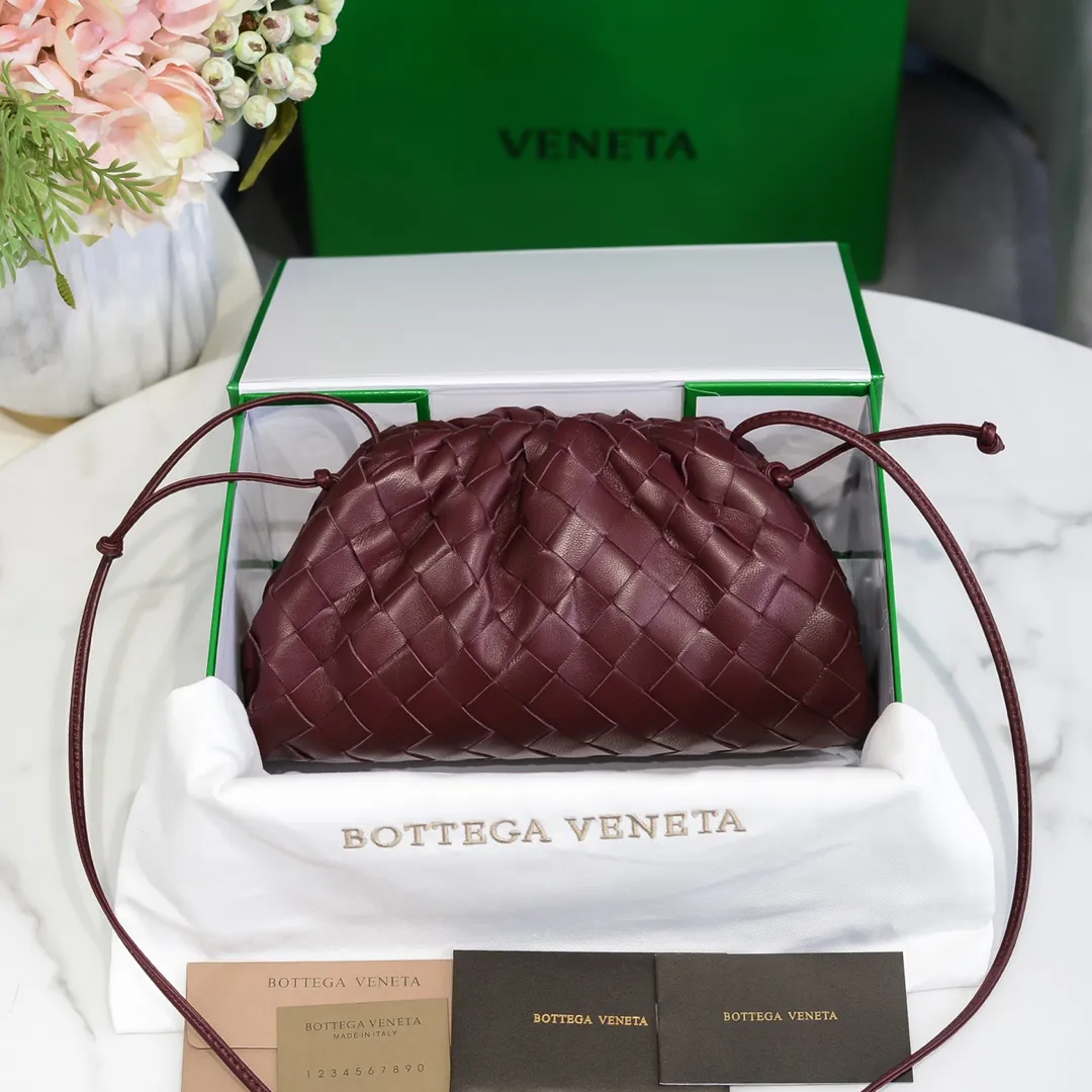 BV cloud bag is in stock, coarse weave, large plaid weave, the pouch cloud bag. Needless to say, this year's most popular bag is not without its reason. The minimalist and slightly wrinkled design is both advanced and a bit lazy. After the new designer came, he directly changed it to a large weave and became super young. It also has a touch of fashion. You must buy it. This year's must-have bag. Size: 22×12×7cm. Real shot ❤️